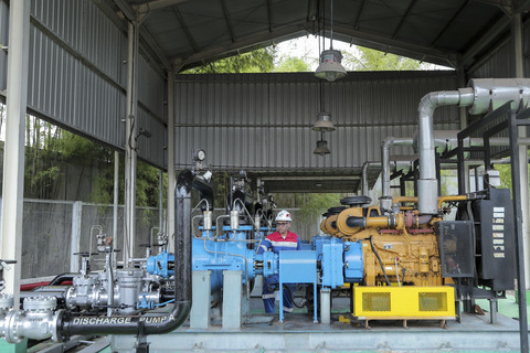 Pekerja melakukan pengecekan di kawasan pipa minyak booster station 27 milik PT Pertamina Gas Operation Central Sumatera Area (OCSA) di Banyuasin, Sumatera Selatan, Jumat (19/9/2025). Foto: Syawal Febrian Darisman/kumparan