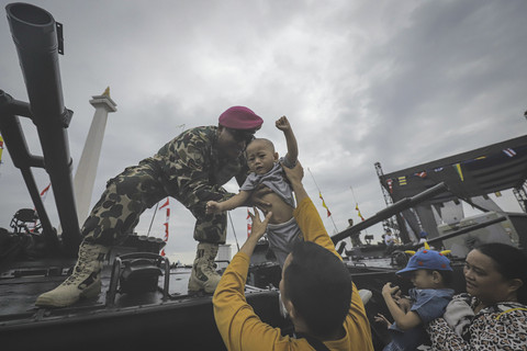 Seorang bocah mengunjungi pameran Alutsista dalam rangka HUT ke-80 TNI di Monas, Jakarta Pusat, Sabtu (20/9/2025). Foto: Iqbal Firdaus/kumparan