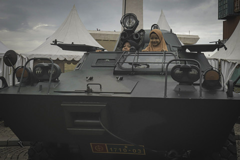 Seorang bocah mengunjungi pameran Alutsista dalam rangka HUT ke-80 TNI di Monas, Jakarta Pusat, Sabtu (20/9/2025). Foto: Iqbal Firdaus/kumparan