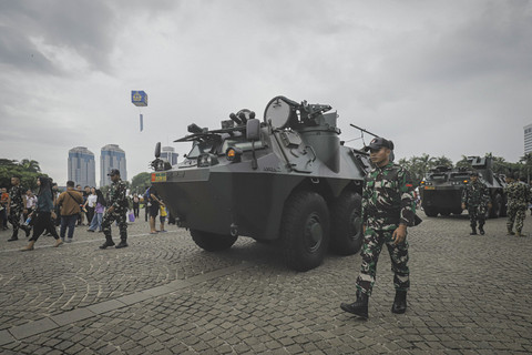 Petugas TNI berjaga saat pameran Alutsista dalam rangka HUT ke-80 TNI di Monas, Jakarta Pusat, Sabtu (20/9/2025). Foto: Iqbal Firdaus/kumparan