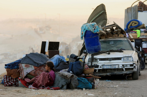 Warga Palestina yang mengungsi dari Gaza utara akibat operasi militer Israel, bergerak ke selatan setelah pasukan Israel memerintahkan penduduk Kota Gaza untuk mengungsi ke selatan, di Jalur Gaza tengah, Sabtu (20/9/2025). Foto: Dawoud Abu Alkas/REUTERS