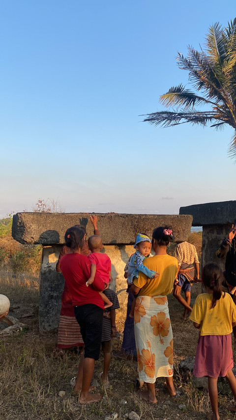Gambar 2. Masyarakat Ratenggaro, Sumba Barat Daya meminta kesembuhan dan kesehatan pada ritual Marapu
