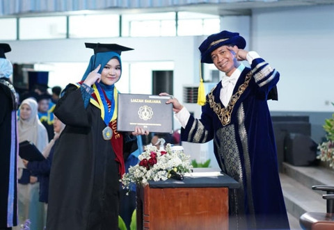 Wan Sabrina Mayzura (kiri) saat menerima ijazah sarjana dari Rektor ITS Prof Dr (HC) Ir Bambang Pramujati ST MScEng PhD pada Wisuda ke-132 ITS.