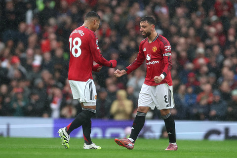 Selebrasi pemain Manchester United Bruno Fernandes usai mencetak gol ke gawang Chelsea pada pertandingan Liga Inggris di Old Trafford, Manchester, Inggris, Minggu (20/9/2025). Foto: Phil Noble/REUTERS