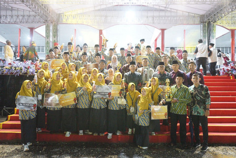 Sekretaris Daerah Kota Pontianak Amirullah berfoto bersama kafilah Pontianak peserta MTQ XXXIII Tingkat Provinsi Kalbar. Foto: Dok. Prokopim Pemkot Pontianak 