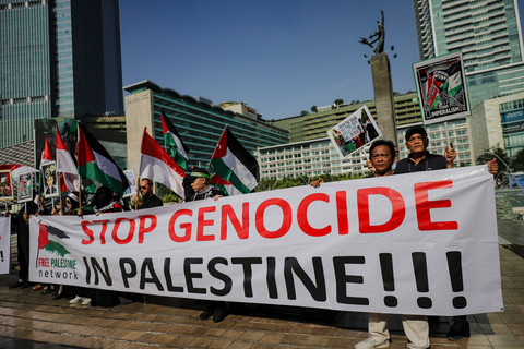 Massa yang tergabung dalam Free Palestine Network (FPN) menggelar aksi bela Palestina saat car free day (CFD) di Kawasan Bundaran Hotel Indonesia, Jakarta, Minggu (21/9/2025). Foto: Jamal Ramadhan/kumparan