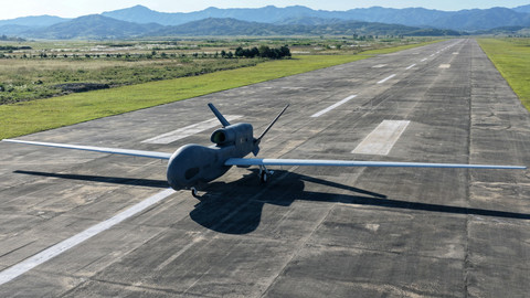 Sebuah drone di landasan pacu selama uji coba yang diawasi oleh pemimpin Korea Utara Kim Jong-un di lokasi yang dirahasiakan di Korea Utara. Foto: KCNA/via REUTERS
