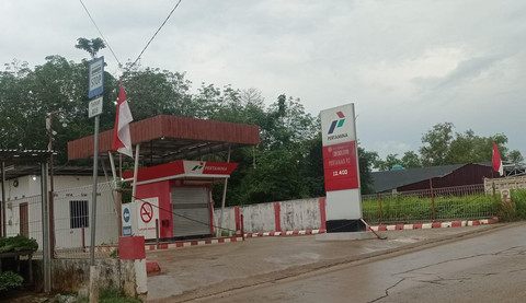 Suasana Pertashop di Jalan Tanjung Barangan, Kecamatan Ilir Barat I, sudah tutup sejak Kamis (18/9/2025) karena stok tak kunjung dikirim. Warga pun beralih membeli eceran. Sabtu (21/9/2025). Foto : Abdullah Toriq/Urban Id