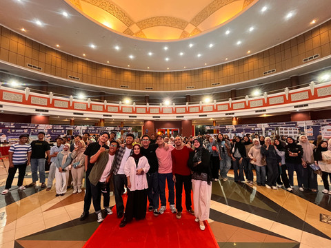 Manjakani, Syndrama, dan para pengunjung foto bersama usai kegiatan. Foto: Dok. Hi!Pontianak