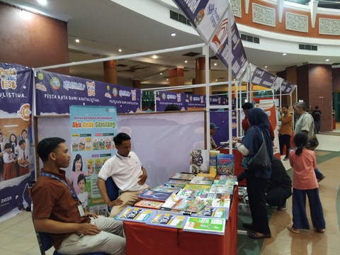 Salah satu stand bazar buku di Ponti Lite Fest 2025 di gedung Pontianak Convention Centre (PCC). Foto: Dok. Hi!Pontianak