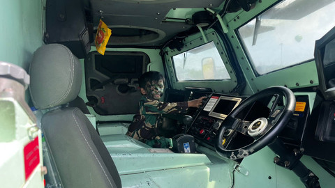 Shaqil, anak asal Bogor antusias melihat alutsista di TNI Fair, Monas, Jakarta, Minggu (21/9/2025). Foto: Haya Syahira/kumparan