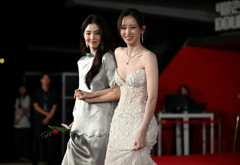 Aktris Korea Selatan Han So-hee (kiri) dan Jeon Jong-seo (kanan) tiba menghadiri upacara pembukaan Festival Film Internasional Busan (BIFF) ke-30 di Busan Cinema Center, Busan, Korea Selatan, Rabu (17/9/2025). Foto: Jung Yeon-je / AFP