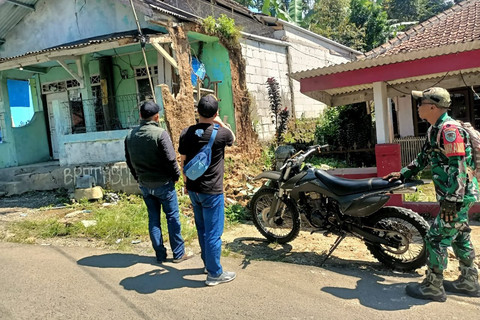 Kondisi rumah yang temboknya roboh akibat gempa di Desa Cipeteuy, Kecamatan Kabandungan, Kabupaten Sukabumi, Minggu (21/9/2025). Foto: Dok. Istimewa