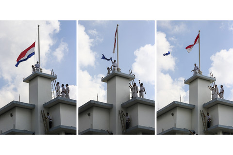 Foto kolase sejumlah pemain melakukan perobekan bendera Belanda menjadi bendera Merah Putih saat pementasan drama teatrikal kolosal berjudul Surabaya Merah Putih di Hotel Majapahit, Surabaya, Jawa Timur, Minggu (21/9/2025). Foto: Didik Suhartono/ANTARA FOTO