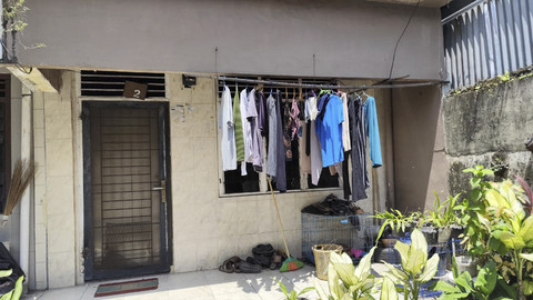 Lokasi penangkapan tersangka MBS (50), yang diduga melakukan perdagangan bayi manusia di kediamannya di Gang Juhar, Medan, Minggu (21/9/2025). Foto: Amar Marpaung/kumparan