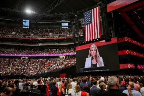 Suasana upacara peringatan untuk komentator konservatif Charlie Kirk yang tewas terbunuh di Stadion State Farm, Glendale, Arizona, AS, Minggu (21/9/2025). Foto: Daniel Cole/REUTERS 