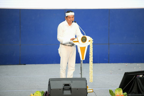 Gubernur Jabar Dedi Mulyadi memberikan sambutan pada Peluncuran Program Penguatan Ekosistem Perumahan "Imah Merenah, Hirup Tumaninah", serta Sosialisasi KUR Perumahan di Sabuga, Kota Bandung, Kamis (18/9/2025). Foto: Biro Adpim Jabar