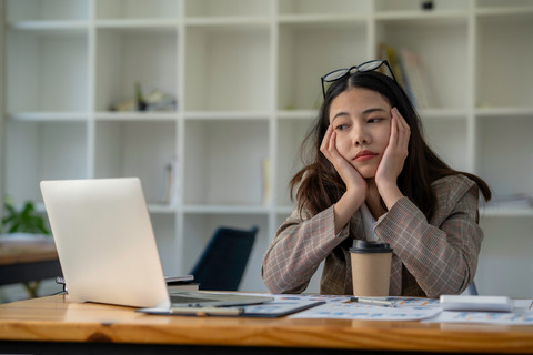 Ilustrasi perempuan burn out di tempat kerja. Foto: Shutterstock