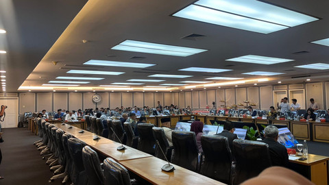 Komisi XIII DPR RI rapat bersama pemerintah membahas RUU tentang pengesahan perjanjian antara Republik Indonesia dan Federasi Rusia tentang ekstradisi, Senin (22/9/2025). Foto: Haya Syahira/kumparan