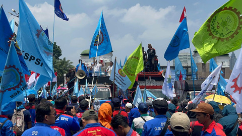 Massa buruh menggelar unjuk rasa di depan Gedung DPR/MPR RI, Jakarta, Senin (22/9/2025). Foto: Rayyan Farhansyah/kumparan