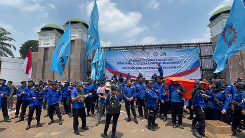 Massa buruh menggelar unjuk rasa di depan Gedung DPR/MPR RI, Jakarta, Senin (22/9/2025). Foto: Rayyan Farhansyah/kumparan