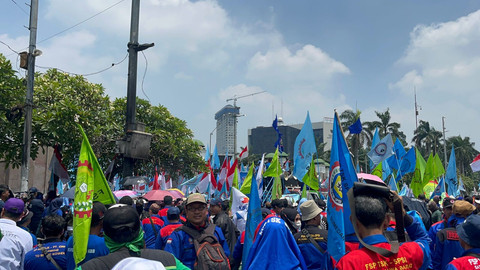 Massa buruh menggelar unjuk rasa di depan Gedung DPR/MPR RI, Jakarta, Senin (22/9/2025). Foto: Rayyan Farhansyah/kumparan