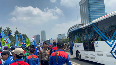 Massa buruh menggelar unjuk rasa di depan Gedung DPR/MPR RI, Jakarta, Senin (22/9/2025). Foto: Rayyan Farhansyah/kumparan
