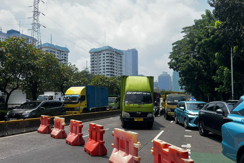 Pengalihan arus lalu lintas imbas unjuk rasa buruh di depan Gedung DPR/MPR RI, Jakarta, Senin (22/9/2025). Foto: Rayyan Farhansyah/kumparan