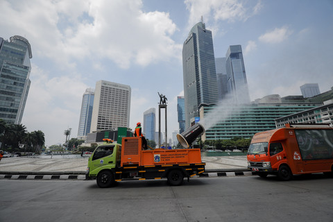 Petugas Dinas Lingkungan Hidup (DLH) DKI Jakarta menyemprotkan water mist di Kawasan Bundaran HI, Jakarta, Senin (22/9/2025). Foto: Jamal Ramadhan/kumparan