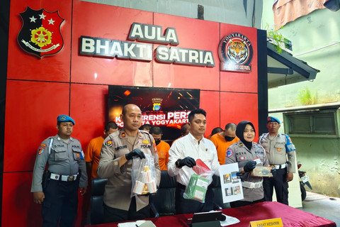Kasat Reskrim Polresta Yogyakarta, Kompol Riski Adrian, saat konpers di Polresta Yogyakarta, Senin (22/9/2025). Foto: Arfiansyah Panji Purnandaru/kumparan