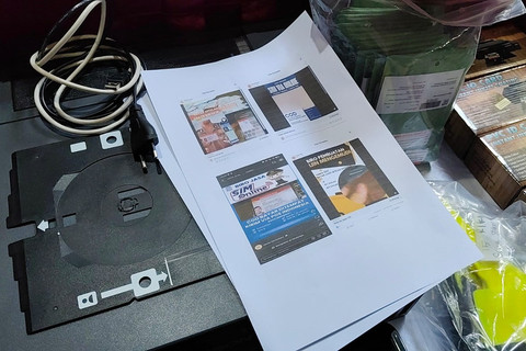 Iklan SIM palsu. Foto: Arfiansyah Panji Purnandaru/kumparan