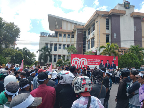 Sejumlah massa saat menggelar aksi unjuk rasa dengan membentangkan spanduk bertuliskan 'Mendukung Prabumulih Emas, Menghentikan Praktek Rangkap Jabatan di Pemda'. Foto : Istimewa