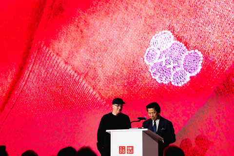 John C. Jay, President Global Creative di Fast Retailing dan Seninam KAWS di acara perayaan Uniqlo LifeWear di Museum of Modern Art (MoMA) New York, Senin (15/9/2025). Foto: UNIQLO