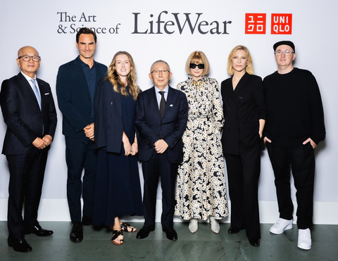 Perayaan Uniqlo LifeWear di Museum of Modern Art (MoMA) New York, Senin (15/9/2025) dihadiri pendiri Uniqlo, Tadashi Yanai (tengah) dan Anna Wintour. Foto: UNIQLO