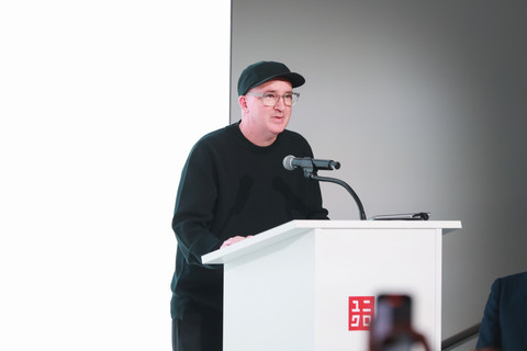Seniman kontemporer KAWS atau Brian Donnelly diumumkan sebagai Artist in Residence Pertama Uniqlo pada acara perayaan Uniqlo LifeWear di Museum of Modern Art (MoMA) New York, Senin (15/9/2025). Foto: UNIQLO