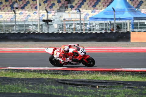 Pembalap Astra Honda Racing Team (AHRT), Herjun Atna Firdaus berhasil meraih posisi ketiga dengan motor CBR600RR pada gelaran seri Keempat Mandalika Racing Series (MRS) 2025. Foto: Dok. Istimewa