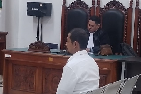 Eks Kapolres Ngada Fajar Widyadharma Lukman Sumatmadja menjalani sidang dengan agenda tuntutan di Pengadilan Negeri (PN) Kelas IA Kupang, Nusa Tenggara Timur (NTT), Senin (22/9/2025). Foto: kumparan