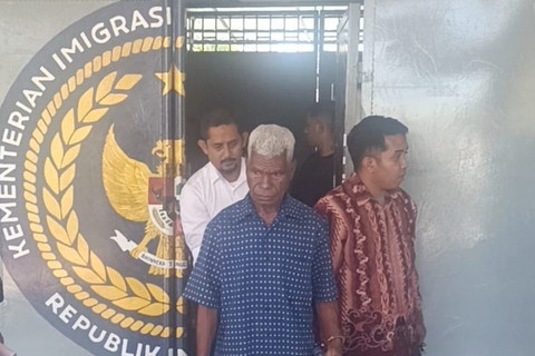 Eks Kapolres Ngada Fajar Widyadharma Lukman Sumatmadja (kiri) bersiap menjalani sidang dengan agenda tuntutan di Pengadilan Negeri (PN) Kelas IA Kupang, Nusa Tenggara Timur (NTT), Senin (22/9/2025). Foto: kumparan