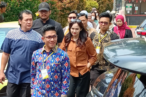 Istri pesinetron Eza Gionino, Meiza Aulia tiba di Pengadilan Agama Cibinong, Senin (22/9/2025). Foto: Aprilandika Pratama/kumparan