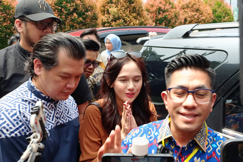 Istri pesinetron Eza Gionino, Meiza Aulia tiba di Pengadilan Agama Cibinong, Senin (22/9/2025). Foto: Aprilandika Pratama/kumparan