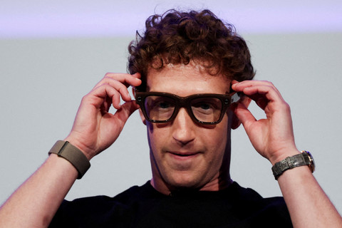 CEO Meta Mark Zuckerberg mengenakan kacamata Meta Ray-Ban Display saat menyampaikan pidato peluncuran lini baru kacamata pintar tersebut dalam acara Meta Connect di kantor pusat perusahaan di Menlo Park, California, AS, Rabu (17/9/2025). Foto: Carlos Barria/REUTERS