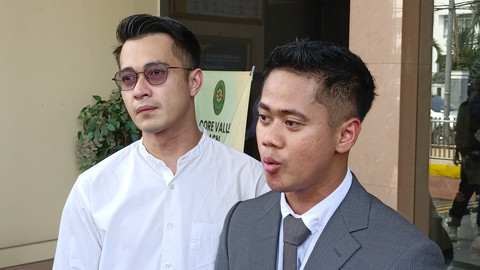 Pesinetron Eza Gionino usai hadiri sidang cerai di Pengadilan Agama Cibinong. Foto: Aprilandika Pratama/kumparan