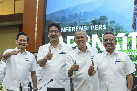 Menteri Keuangan Purbaya Yudhi Sadewa bersama Wamen Keuangan Suahasil Nazara, Wamen Keuangan Thomas Djiwandono, dan Wamen Keuangan Anggito Abimanyu foto bersama sebelum konferensi pers APBN KiTa di Jakarta, Senin (22/9/2025).  Foto: Asprilla Dwi Adha/ANTARA FOTO