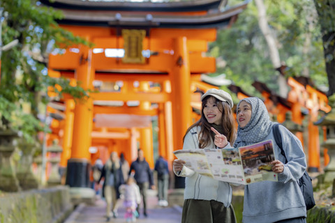 Ilustrasi traveler Muslim di Jepang. Foto: Kingmaya Studio/Shutterstock