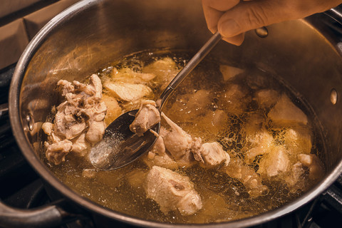 Ilustrasi memasukkan sendok saat merebus daging. Foto: Alex Boc/Shutterstock