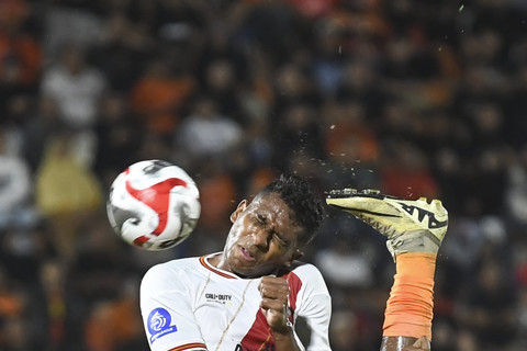 Pesepak bola Persis Solo Jose Cleyton (kiri) menghadang bola tendangan dari pesepak bola Borneo FC Samarinda Joel Vinicius (kanan) dalam pertandingan BRI Super League di Stadion Segiri Samarinda, Kalimantan Timur, Senin (22/9/2025). Foto: M Risyal Hidayat/ANTARA FOTO