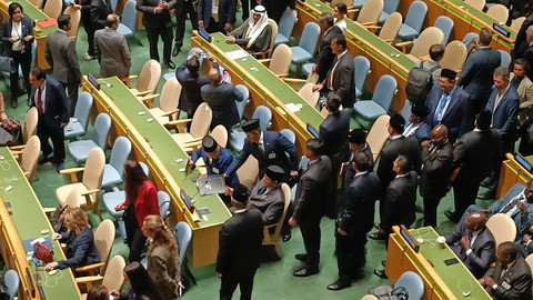 Presiden Prabowo Subianto menghadiri acara Konferensi Internasional Tingkat Tinggi untuk Penyelesaian Damai atas Masalah Palestina dan Implementasi Solusi Dua Negara di Markas Besar Perserikatan Bangsa-Bangsa di New York, Amerika Serikat, Senin (22/9) waktu setempat. Foto: Zamachsyari/kumparan