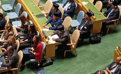 Momen Presiden Prabowo buat catatan saat Prediden Prancis Emmanuel Macron Buka KTT Two State Solutions di Markas Besar PBB, New York, Amerika Serikat, Senin (22/9) waktu setempat. Foto: Zamachsyari/kumparan