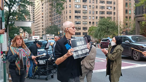 Di tengah gelaran Konferensi Tingkat Tinggi (KTT) untuk solusi dua negara bagi Palestina, puluhan aktivis dan pendukung Palestina menggelar demonstrasi di 46th Street, hanya satu blok dari Markas Besar Perserikatan Bangsa-Bangsa, New York, Senin (22/9).  Dok: Zamachsyari/kumparan