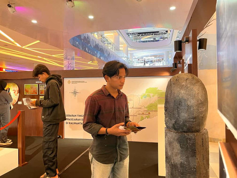 Pengunjung melihat pameran peninggalan masa prasejarah Hindu-Buddha 'Era Lalu untuk Era Baru'. Foto: Dok. Hi!Pontianak